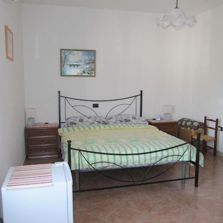 Il Portico Bed & Breakfast Uras Bagian luar foto