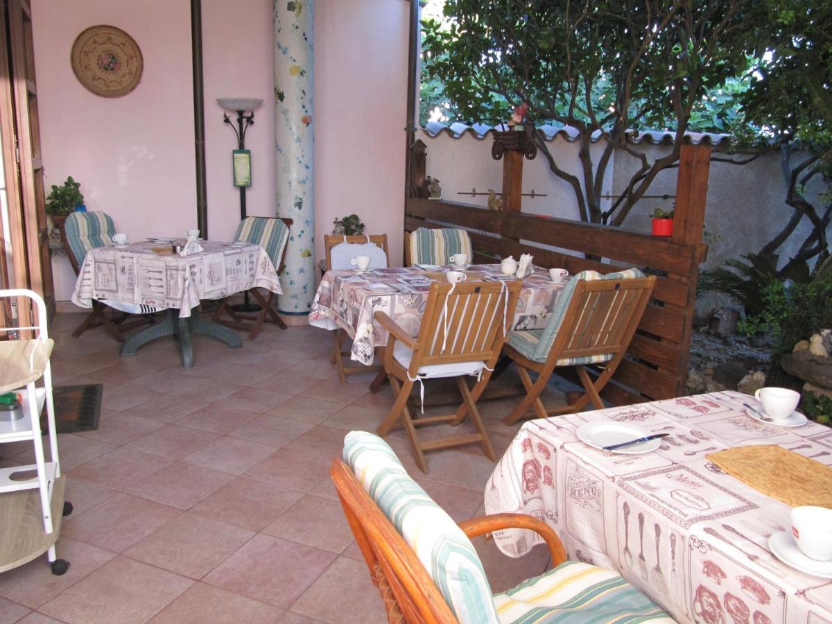 Il Portico Bed & Breakfast Uras Bagian luar foto