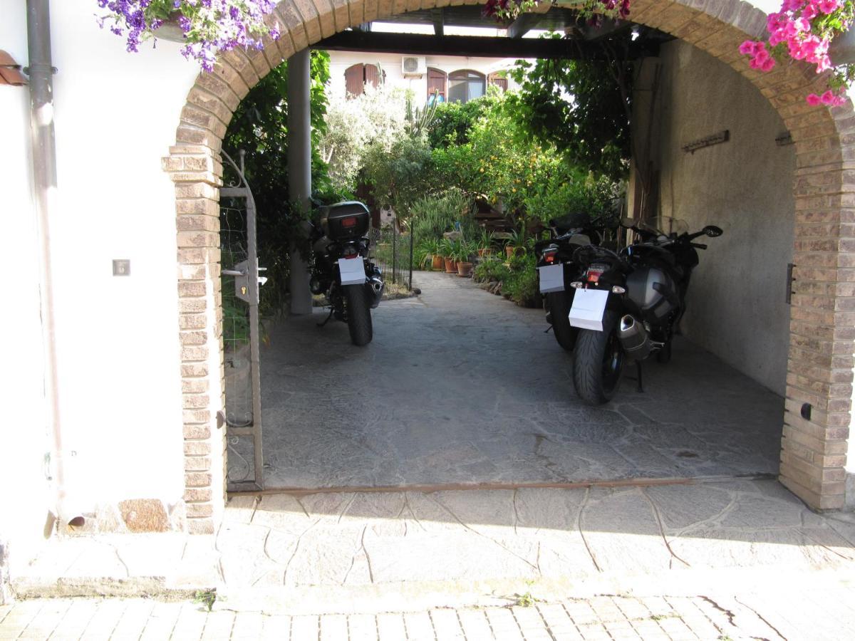 Il Portico Bed & Breakfast Uras Bagian luar foto
