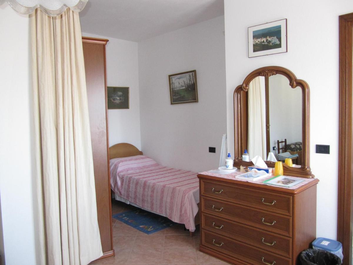 Il Portico Bed & Breakfast Uras Bagian luar foto