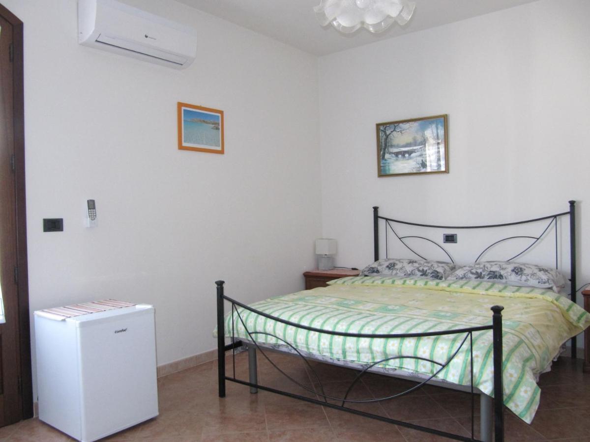 Il Portico Bed & Breakfast Uras Bagian luar foto