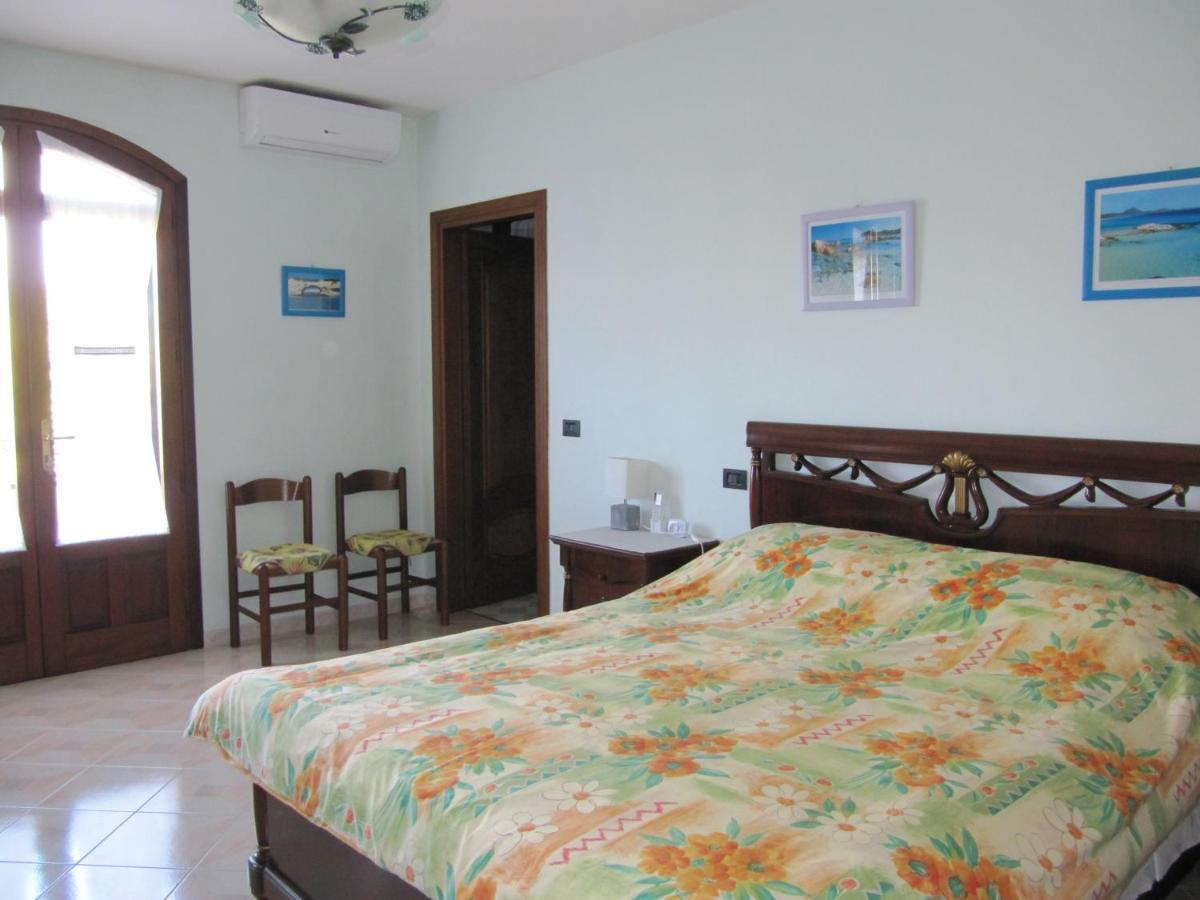 Il Portico Bed & Breakfast Uras Bagian luar foto