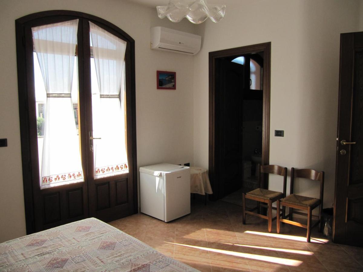 Il Portico Bed & Breakfast Uras Bagian luar foto
