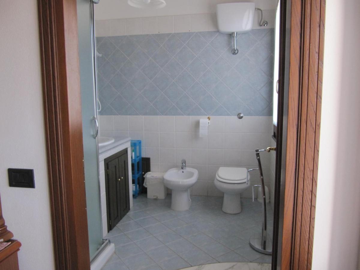 Il Portico Bed & Breakfast Uras Bagian luar foto