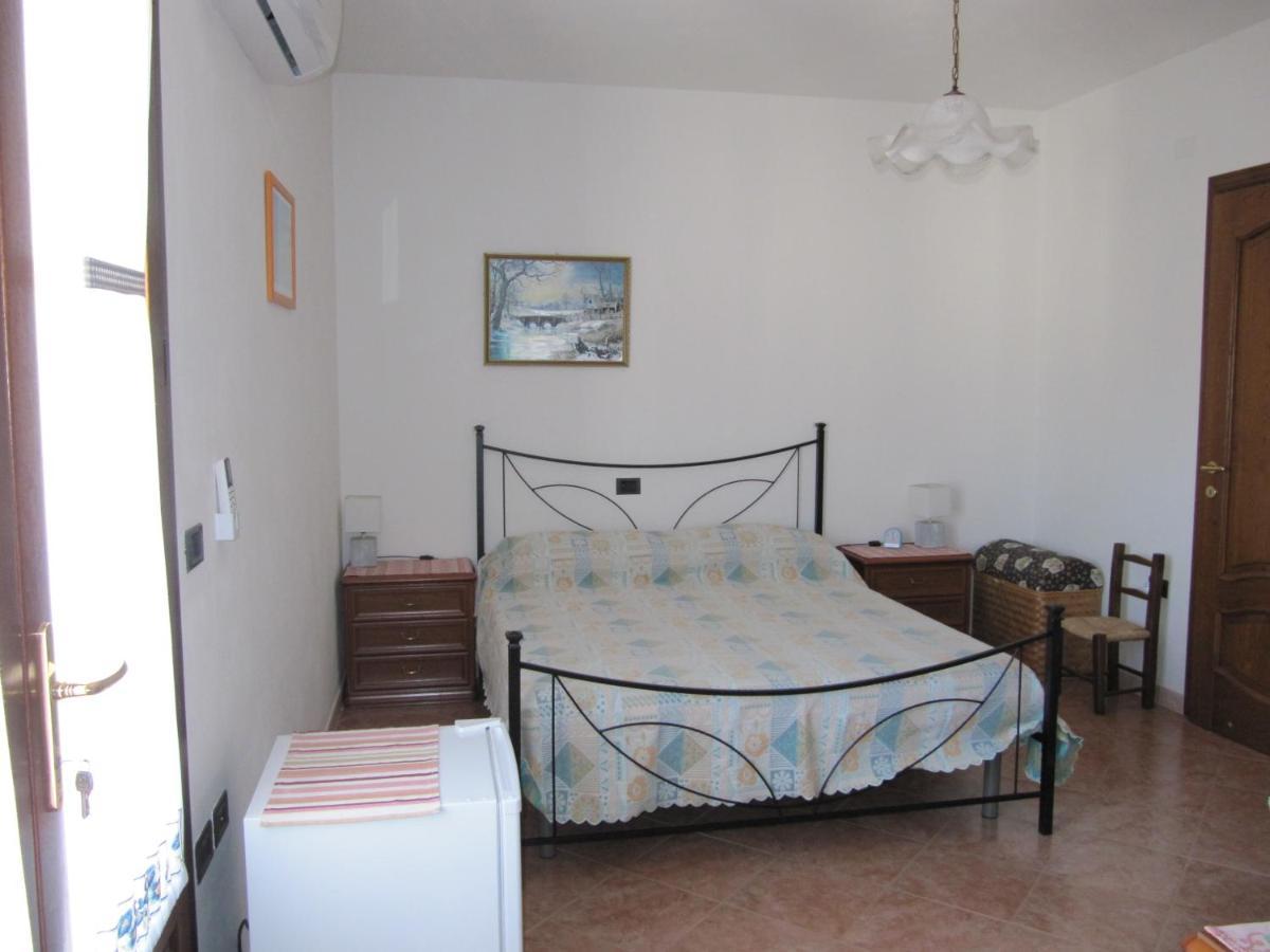 Il Portico Bed & Breakfast Uras Bagian luar foto