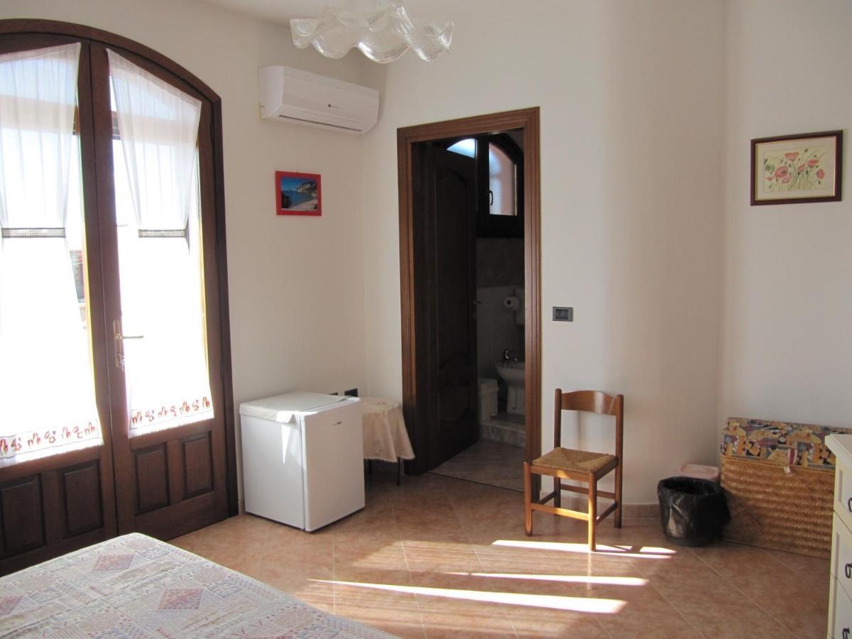 Il Portico Bed & Breakfast Uras Bagian luar foto