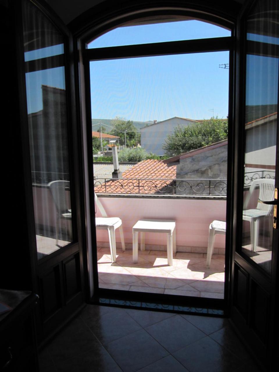 Il Portico Bed & Breakfast Uras Bagian luar foto