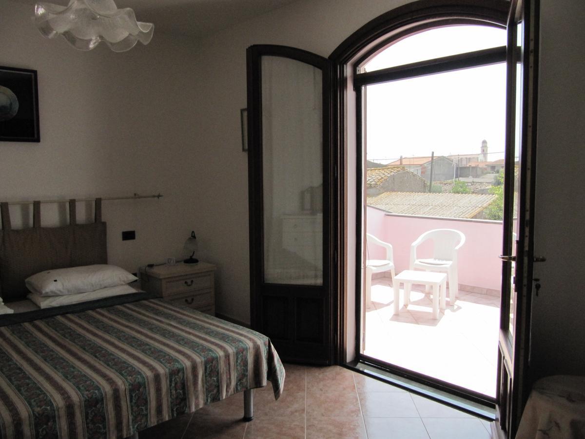 Il Portico Bed & Breakfast Uras Bagian luar foto