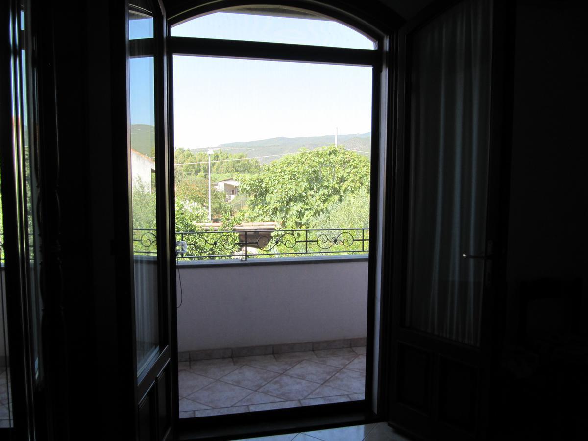 Il Portico Bed & Breakfast Uras Bagian luar foto